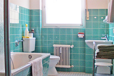 Appartement 12a: Bad mit Badewanne, Dusche und WC