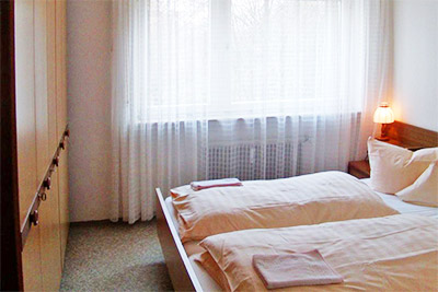Appartement 30: Schlafzimmer mit Doppelbett