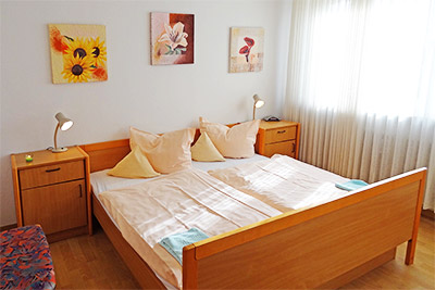 Appartement 37: Schlafzimmer mit Doppelbett