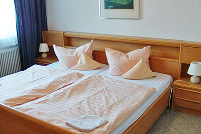 Appartement 43: Schlafzimmer mit Doppelbett