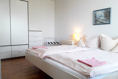 Appartement 53: Schlafzimmer mit Doppelbett