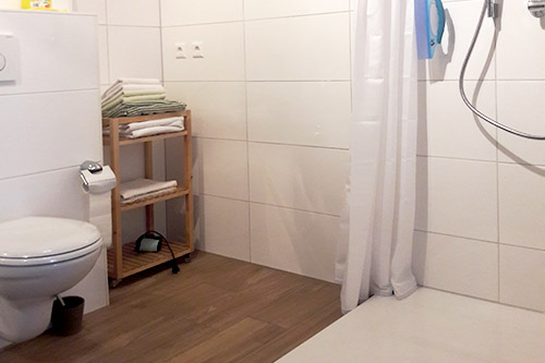 Appartement 53: Bad mit Badewanne, Dusche und WC